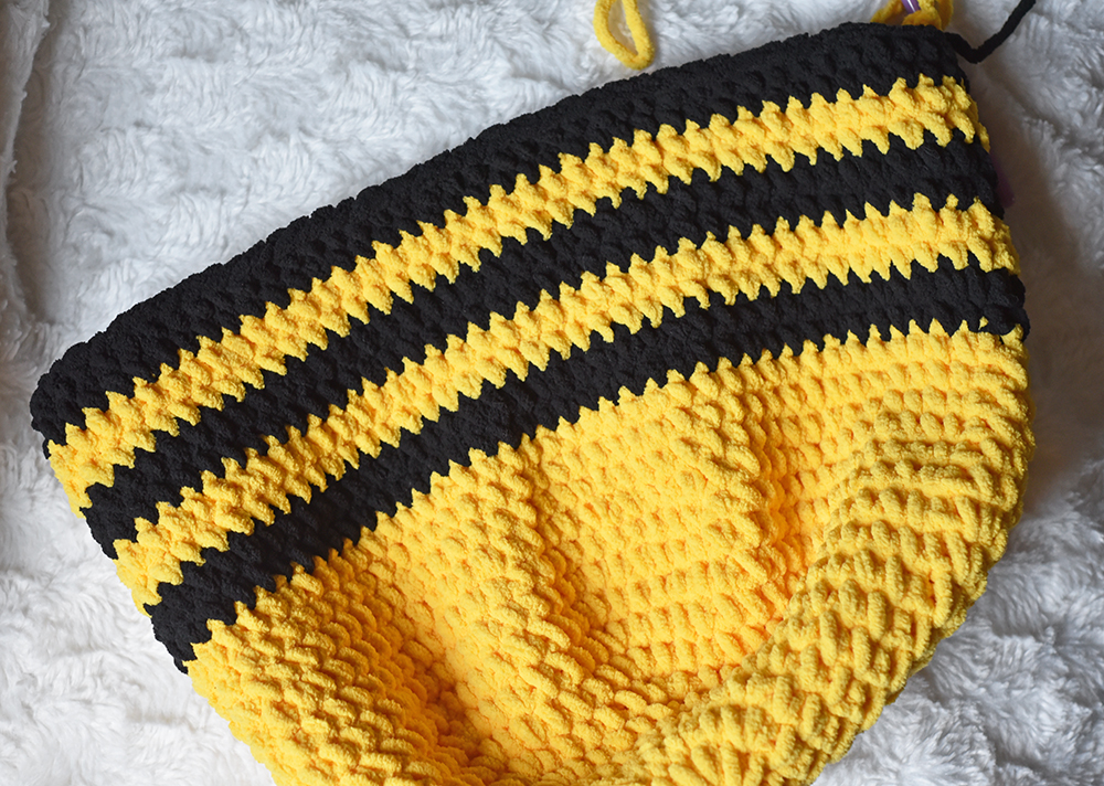 Instructions for the Cuddle Bee crochet pattern by The Turtle Trunk