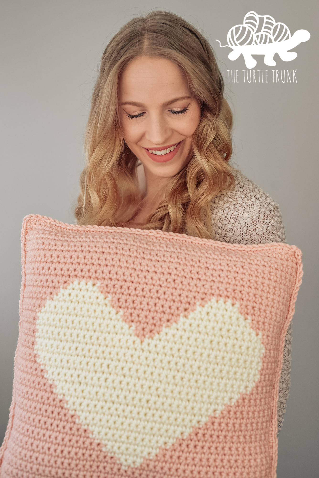 Bulky Love to Cuddle Pillow crochet pattern by The Turtle Trunk 