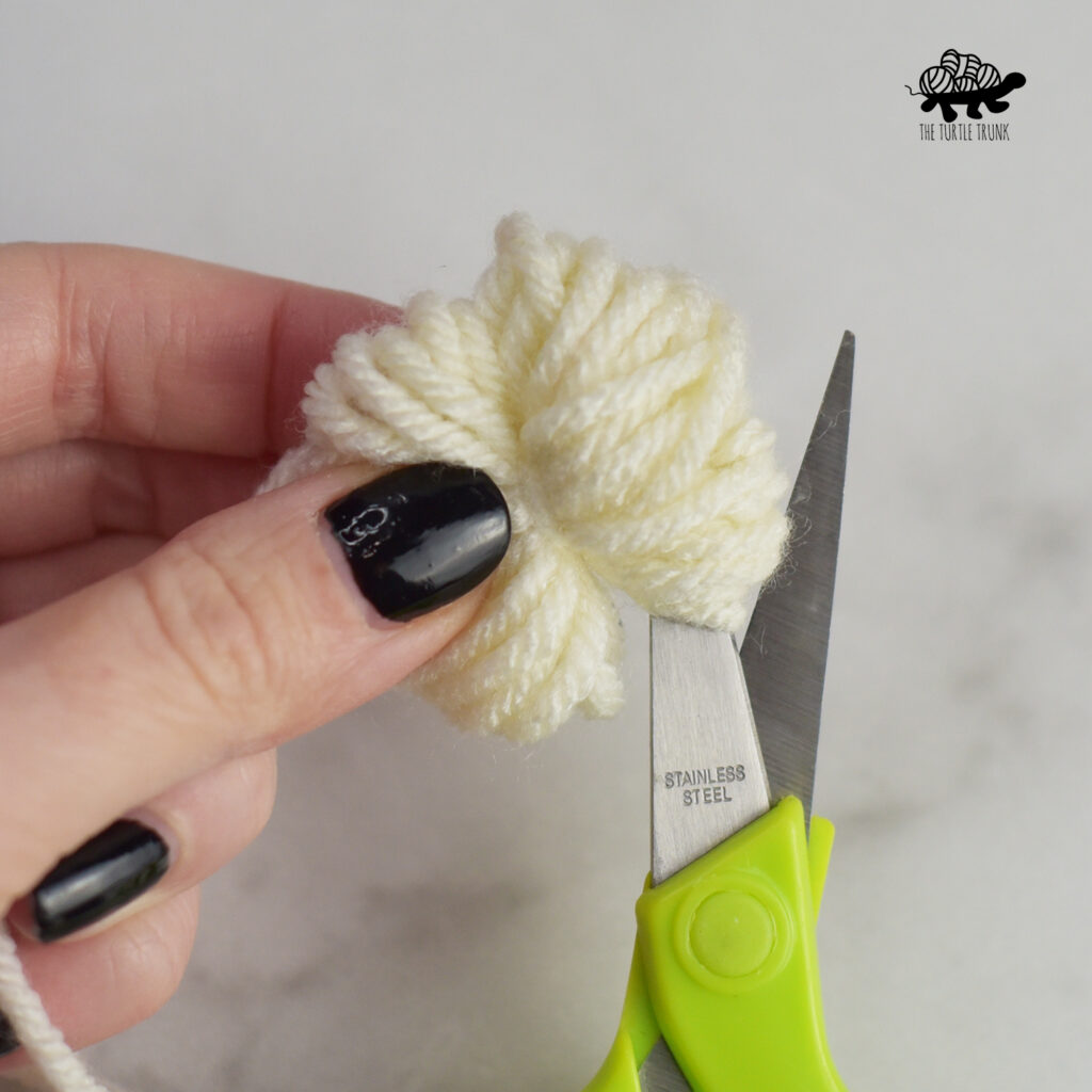 How to make a mini pom pom.